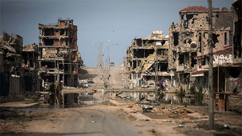 destrucción en la principal carretera de Sirte